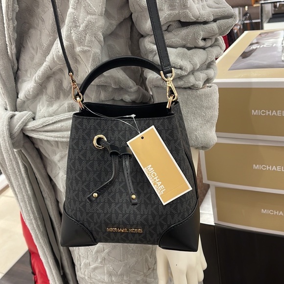 MICHAEL KORS 35F2GM9M1B MERCER SMALL BUCKET DRAWSTRING CROSSBODY IN BLACK - Picture 14 of 16